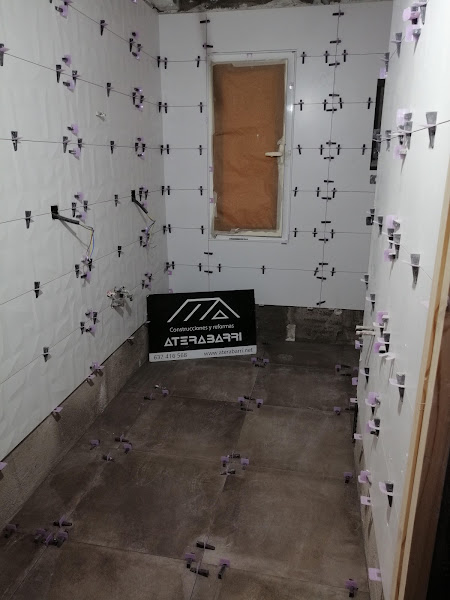 Construcciones y Reformas ATERABARRI. Reformas de pisos, baños y cocinas.